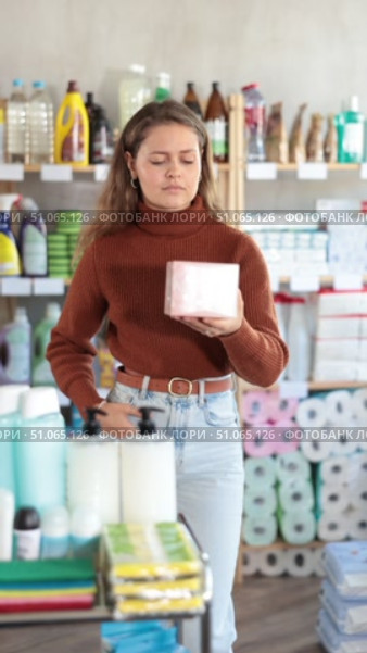 Young woman chooses feminine pads in store. Стоковое видео, видеограф Яков Филимонов / Фотобанк Лори