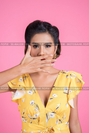 Young woman covering her mouth showing shut up. Стоковое фото, агентство Ingram Publishing / Фотобанк Лори