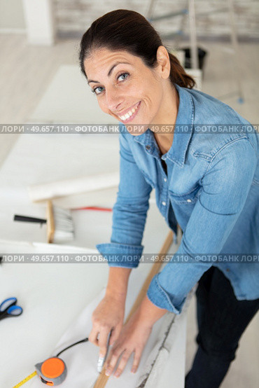 young woman doing diy renovations at home. Стоковое фото, агентство Ingram Publishing / Фотобанк Лори