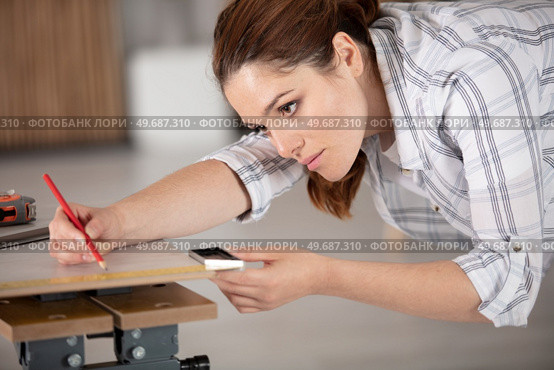 young woman drafting sketch with pencil. Стоковое фото, агентство Ingram Publishing / Фотобанк Лори