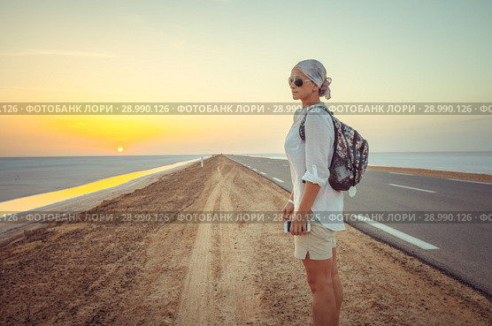 Young woman enjoing the sunrise over the large salt lake Chott El Jerid, Sahara. Стоковое фото, фотограф Сергей Цепек / Фотобанк Лори