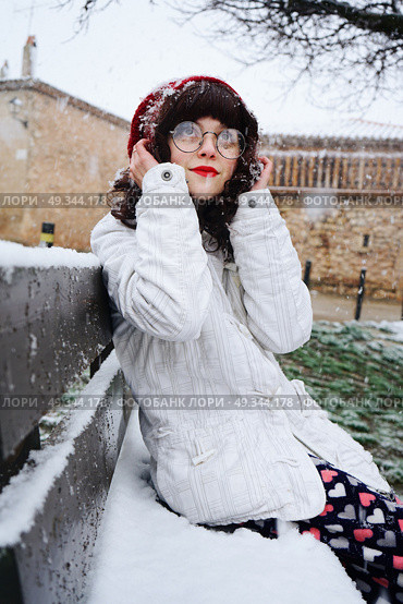 Young woman enjoying a winter day . Стоковое фото, агентство Ingram Publishing / Фотобанк Лори
