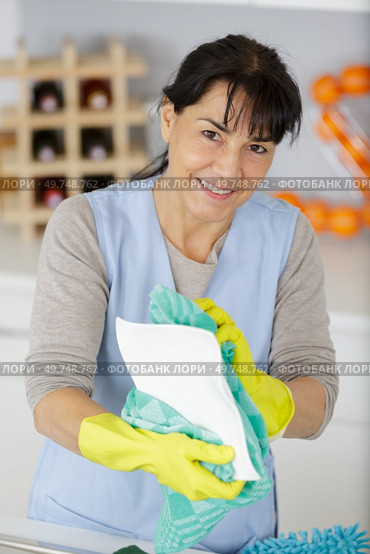 young woman in apron and gloves cleaning office. Стоковое фото, агентство Ingram Publishing / Фотобанк Лори