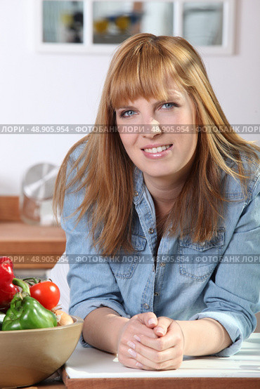 young woman in the kitchen. Стоковое фото, агентство Ingram Publishing / Фотобанк Лори