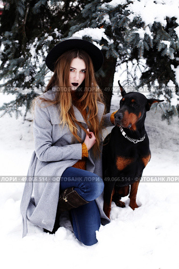 Young woman in winter park with dog having fun. Стоковое фото, агентство Ingram Publishing / Фотобанк Лори