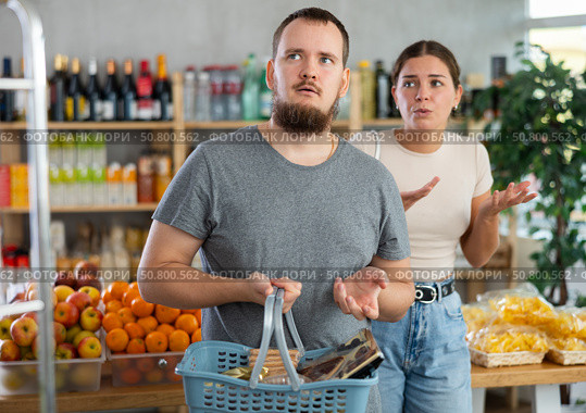 Young woman quarrels with man in grocery store. Стоковое фото, фотограф Яков Филимонов / Фотобанк Лори