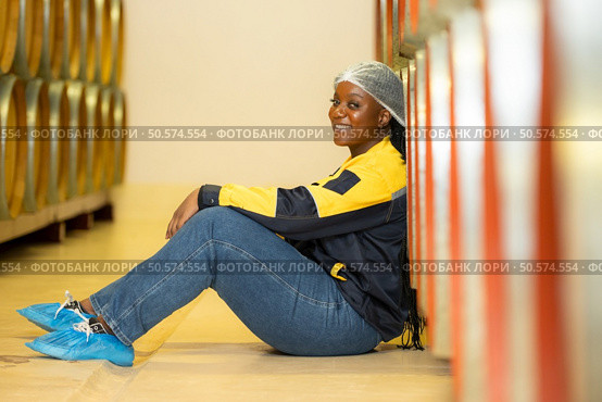 Young woman resting in wine cellar at winery. Стоковое фото, агентство Ingram Publishing / Фотобанк Лори
