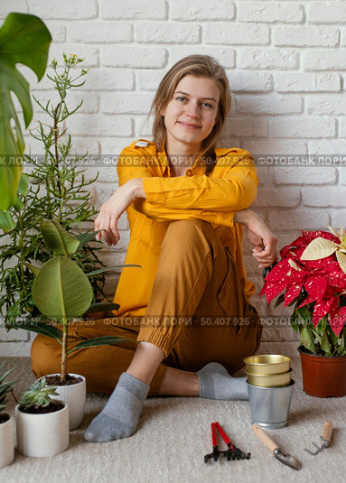 young woman sitting her home garden floor. Стоковое фото, агентство Ingram Publishing / Фотобанк Лори