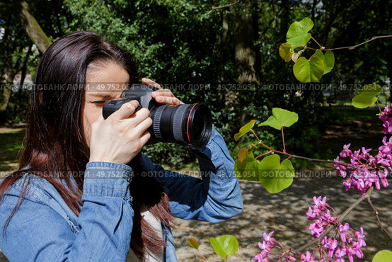 young woman takes pictures of nature near the lake. Стоковое фото, агентство Ingram Publishing / Фотобанк Лори