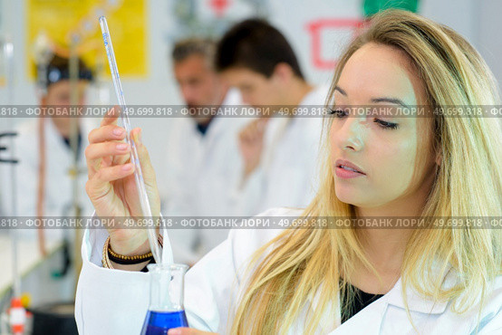 young woman testing a liquid. Стоковое фото, агентство Ingram Publishing / Фотобанк Лори