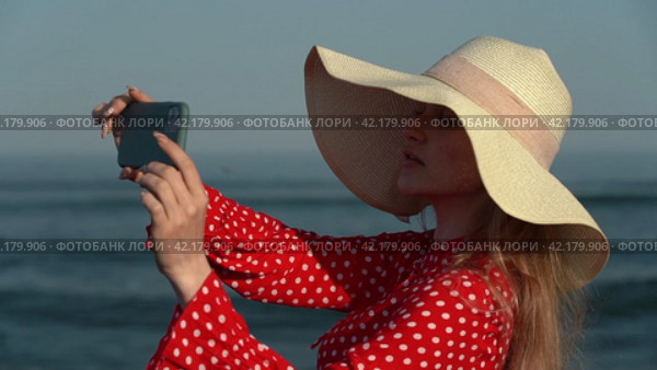 Young woman using smartphone, shooting video of trip to send to social networks through mobile app. Стоковое видео, видеограф А. А. Пирагис / Фотобанк Лори