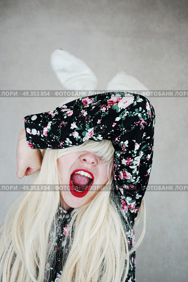 Young woman wearing bunny ears and screaming . Стоковое фото, агентство Ingram Publishing / Фотобанк Лори