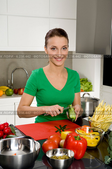 Young woman while preparing meal. Стоковое фото, агентство BE&W Photo / Фотобанк Лори