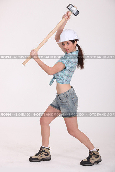 Young woman with a sledgehammer. Стоковое фото, агентство Ingram Publishing / Фотобанк Лори