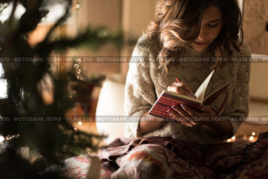 Young woman writing on a sketchbook. Стоковое фото, агентство Ingram Publishing / Фотобанк Лори