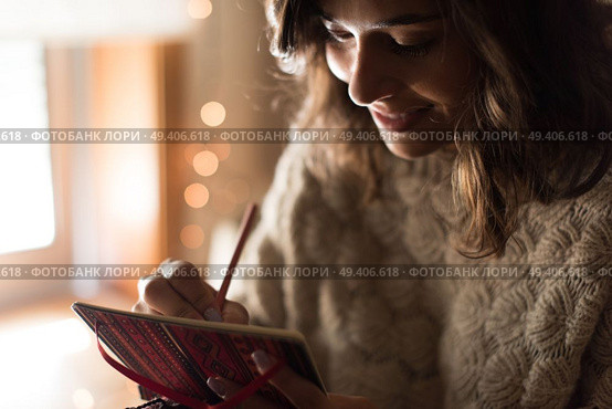 Young woman writing on a sketchbook. Стоковое фото, агентство Ingram Publishing / Фотобанк Лори