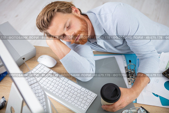 young worker having break and resting after solving task. Стоковое фото, агентство Ingram Publishing / Фотобанк Лори