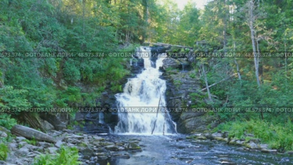 Yukankoski waterfall on the river Kulismayoki Karelia. Стоковое видео, видеограф Михаил Коханчиков / Фотобанк Лори