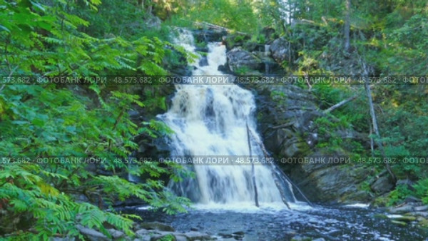 Yukankoski waterfall on the river Kulismayoki Karelia. Стоковое видео, видеограф Михаил Коханчиков / Фотобанк Лори