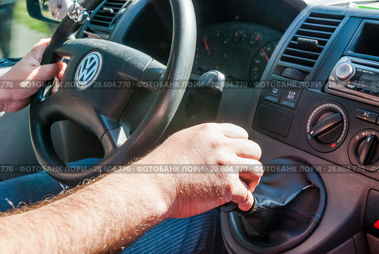 За рулем микроавтобуса Volkswagen (2010 год). Редакционное фото, фотограф Алёшина Оксана / Фотобанк Лори