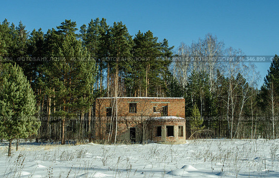 Заброшенное здание в зимнем лесу. Стоковое фото, фотограф Last Fast / Фотобанк Лори