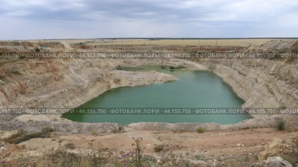 Заброшенный горнодобывающий Падовский карьер в Самарской области, Пестравский район, Россия. Стоковое видео, видеограф Андрей Аркуша / Фотобанк Лори