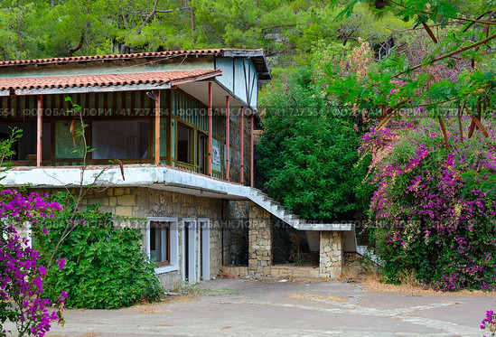 Заброшенный пятизвёздочный отель (ранее Holiday Area Eco Dream Club Sea Resort) в Чамьюва, Турция (2022 год). Редакционное фото, фотограф Ольга Коцюба / Фотобанк Лори