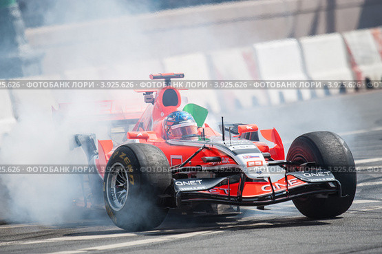 Заезды болидов Формулы 1 у стен Кремля. Шарль Пик команда Marussia F1 Racing. Moscow City Racing (2012 год). Редакционное фото, фотограф Пышный Максим / Фотобанк Лори