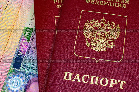 Загранпаспорта на открытой странице паспорта с шенгенской визой (2023 год). Редакционное фото, фотограф Анна Аникова / Фотобанк Лори