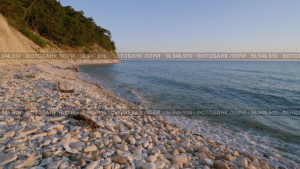 Закат на Черном море. Галечный пляж и скалистые берега. Sunset on the Black Sea. Pebble beach and rocky shores. Стоковое видео, видеограф Евгений Романов / Фотобанк Лори
