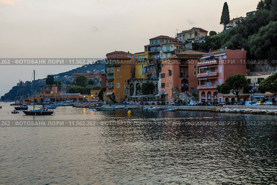 Закат на море в бухте Вильфранш-сюр-Мер, Ницца, Франция - Sunset on the sea in the bay of Villefranche-sur-Mer, Nice, France (2015 год). Стоковое фото, фотограф Арина Мухина / Фотобанк Лори