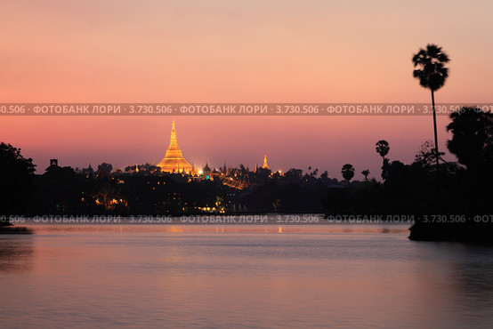 Закат над пагодой в Шведагоне, Мьянма (2012 год). Стоковое фото, фотограф Кирилл Трифонов / Фотобанк Лори