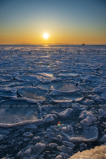 Закат над замерзшим морем зимой. Стоковое фото, фотограф Алексей Линник / Фотобанк Лори
