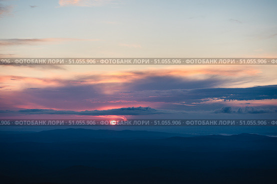 Закат солнца за горами и облаками. Урал, Таганай. Стоковое фото, фотограф Артур Ибрагимов / Фотобанк Лори