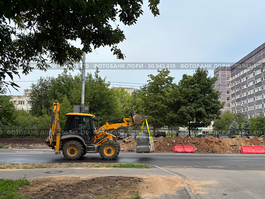 Замена бордюров на ул. Ивана Сусанина. Москва, июль 2025 года. Редакционное фото, фотограф Ирина Гильмуллина / Фотобанк Лори
