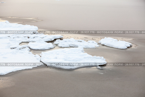 Замерзание пресной воды в морском заливе, крупный план. Стоковое фото, фотограф Кекяляйнен Андрей / Фотобанк Лори