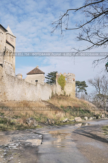 Замок Лихтенштейн (Burg Liechtenstein) на краю Венского леса к югу от Вены. Австрия (2014 год). Стоковое фото, фотограф stargal / Фотобанк Лори