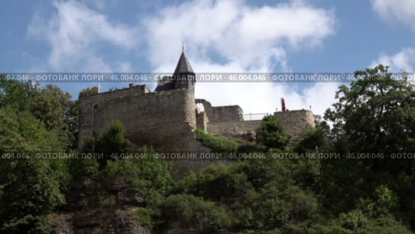 Замок в Ратене с палубы теплохода. Германия. Саксонская Швейцария. Лето. Castle in Rathen from the deck of the ship. Germany. Saxon Switzerland. Summer. Стоковое видео, видеограф Горшков Александр / Фотобанк Лори
