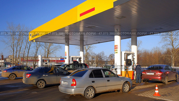 Заправка компании "Роснефть" в городе Скопин, Рязанская область. Солнечный зимний день. Редакционное фото, фотограф Александр Кузнецов / Фотобанк Лори