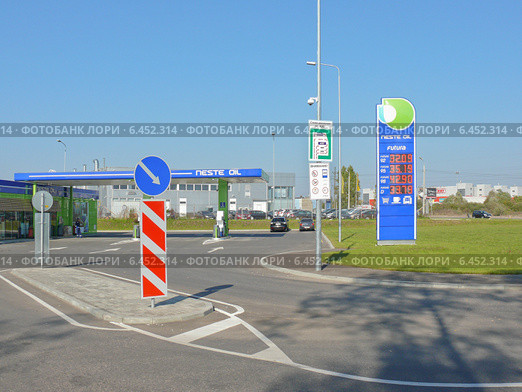 Заправка Несте. Стойка с ценами на бензин (2014 год). Редакционное фото, фотограф Шевцова Анна / Фотобанк Лори