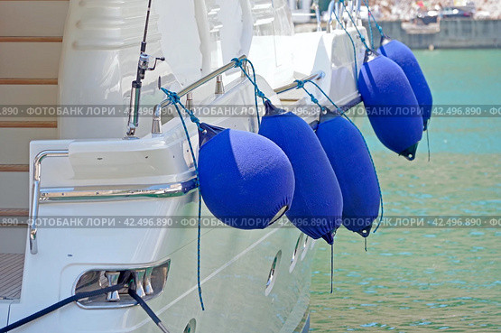 Защитные швартовочные устройства на борту яхты. A Fender hanging on the yacht board. Стоковое фото, фотограф Татьяна Д / Фотобанк Лори