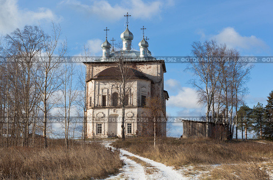 Заснеженная дорога к деревенскому храму. Церковь Пресвятой Троицы в селе Шелота Верховажского района Вологодской области (2014 год). Стоковое фото, фотограф Николай Мухорин / Фотобанк Лори
