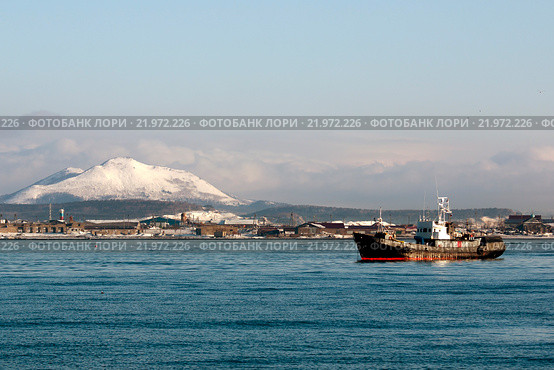 Заснеженные вулканы рядом с морем (2016 год). Стоковое фото, фотограф Василий Князев / Фотобанк Лори