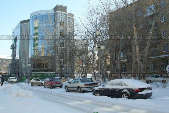 Заснеженный автомобиль на улице (2011 год). Редакционное фото, фотограф Вера Тропынина / Фотобанк Лори