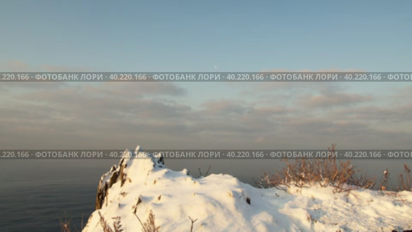 Заснеженный утес в море. Стоковое видео, видеограф Кузнецов Александр / Фотобанк Лори