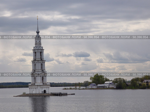 Затопленная колокольня в Калязине на реке Волге. Редакционное фото, фотограф Мария Сергеева / Фотобанк Лори