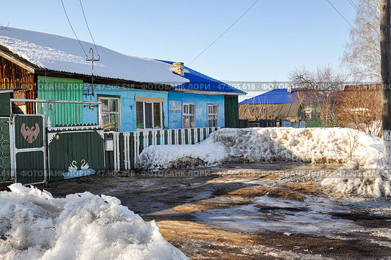 Заводоуковск. Старый деревянный дом весенним днем (2017 год). Стоковое фото, фотограф Александр Тараканов / Фотобанк Лори