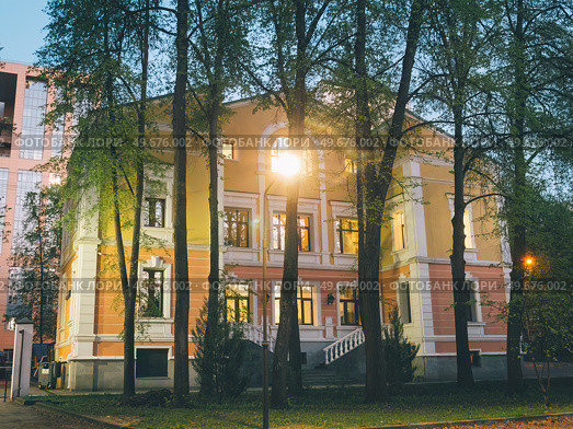 Здание бизнес-центра расположенное по адресу Большой Саввинский переулок, 16/14 строение 3 в Москве. Дом директора фабрики Товарищества ситцевой мануфактуры А. Гюбнера. Редакционное фото, фотограф Константин Григорьев / Фотобанк Лори
