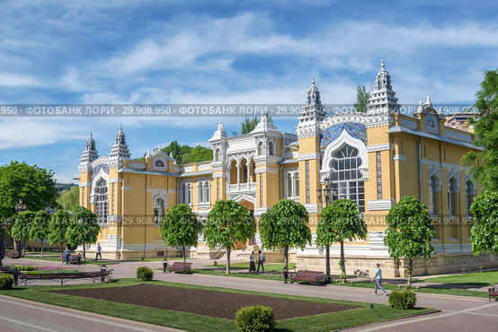 Здание главных нарзанных ванн в Кисловодске. The ancient building of the Main Narzan baths in Kislovodsk, Russia (2018 год). Редакционное фото, фотограф Игорь Струков / Фотобанк Лори