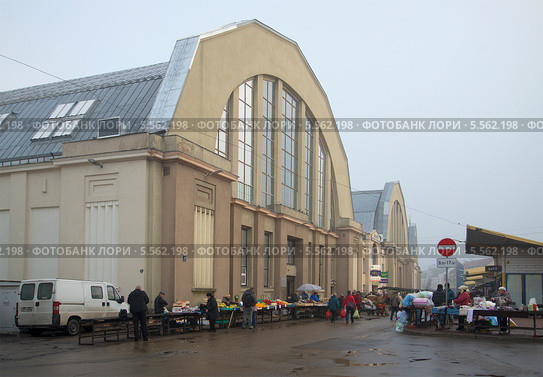 Здание городского центрального рынка Риги туманным ноябрьским утром (2013 год). Редакционное фото, фотограф Виктор Карасев / Фотобанк Лори